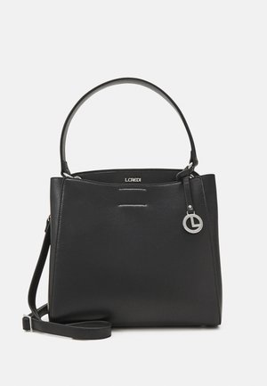 Sac à main en cuir noir avec poignée supérieure et bandoulière amovible, orné d'un pendentif logo de marque argenté et de détails de couture subtils.