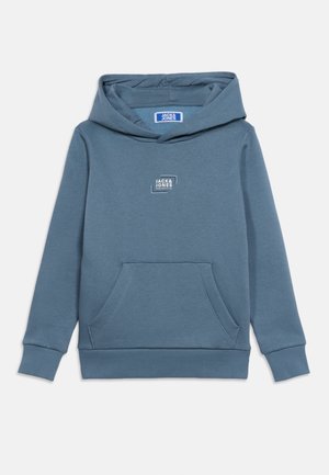 Sininen hupullinen collegepaita etutaskulla ja "Jack & Jones" -logo rinnassa, esillä valkoisella taustalla.