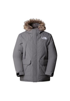 Parka isolata grigia con cappuccio foderato in pelliccia, due tasche frontali e chiusura con cerniera. Caratterizzata da un logo di marca sul petto e dettagli neri.