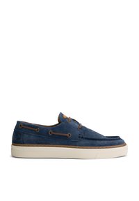 Zapatos náuticos de ante azul marino con cordones de acento marrón, punta redondeada y suela de goma blanca. Presentan un detalle de costura a lo largo de los lados.
