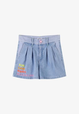 Lichtblauwe denimshorts met plooien, voorzien van kleurrijke borduursels: "SUN," "LOVE," "HAPPY," en "BILLIEBLUSH" aan de voorkant.