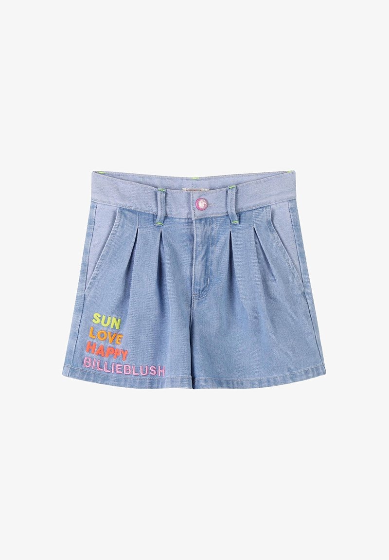 Lichtblauwe denimshorts met plooien, voorzien van kleurrijke borduursels: "SUN," "LOVE," "HAPPY," en "BILLIEBLUSH" aan de voorkant.