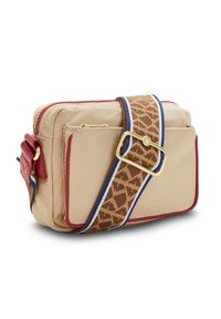 Beige nylon crossover taske med røde detaljer, guldfarvet hardware og en mønstret brun rem med blå og hvide striber. Lynlåslukning.