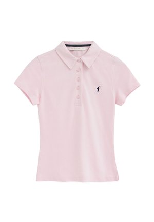 Polo à manches courtes rose clair avec col, cinq boutons à l'avant, et un petit logo brodé d'un joueur de polo en bleu marine foncé sur la poitrine gauche.