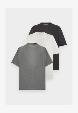 Drei schlichte T-Shirts mit Rundhalsausschnitt in Dunkelgrau, Hellgrau und Schwarz, auf einem weißen Hintergrund geschichtet.