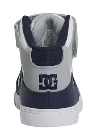 Υψηλής κορυφής αθλητικά παπούτσια σε γκρι και ναυτικό δέρμα με λεπτομέρειες από πλέγμα, διαθέτοντας επενδυμένο κολάρο και λογότυπο DC σε αντίθεση ναυτικού χρώματος στο τακούνι.