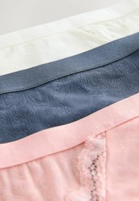 Tre par kvinnors trosor i vitt, marinblått och rosa. Mönstrade tyger med spetsdetaljer på det rosa paret och släta elastiska midjeband.