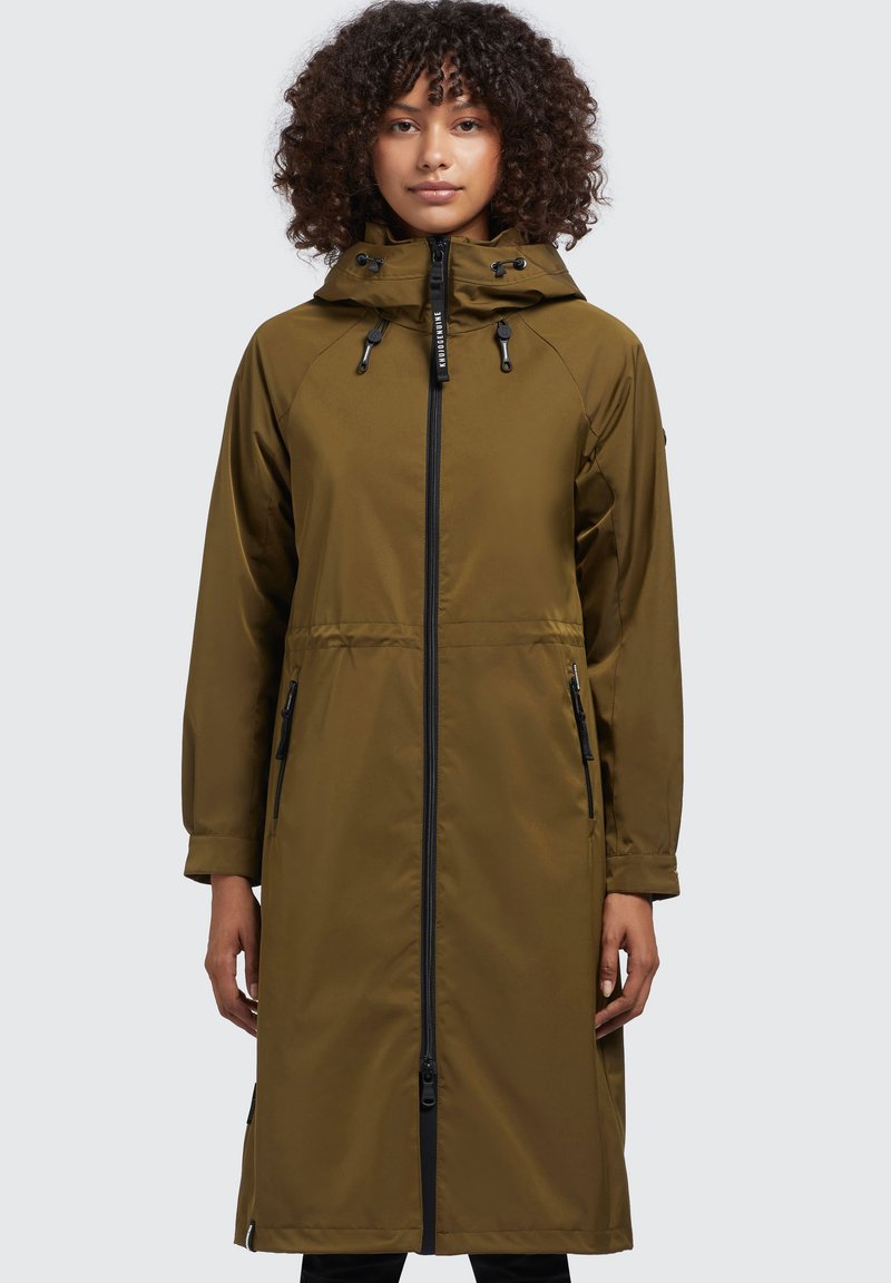 Giacca impermeabile verde oliva con zip frontale, due tasche laterali e cappuccio regolabile con coulisse. Tessuto dalla texture liscia.