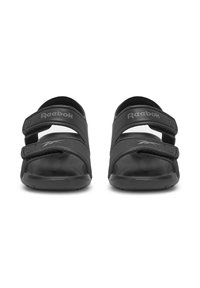 Čierne sandále Reebok s dvoma nastaviteľnými pásikmi, textúrovanou stielkou a hladkou gumovou podrážkou pre pohodlie a priľnavosť.