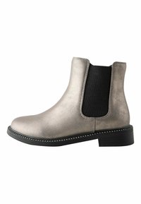 Metallisch grijze enkelboot met elastische zijpanelen, ronde neus en een lage zwarte gestapelde hak. Inclusief decoratieve stiksels langs de rand van de zool.