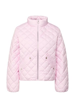 Jasnoróżowa pikowana kurtka z wysokim kołnierzem, zamkiem błyskawicznym z przodu oraz dwoma kieszeniami na patki zapinanymi na zatrzaski, przedstawiona na białym tle.
