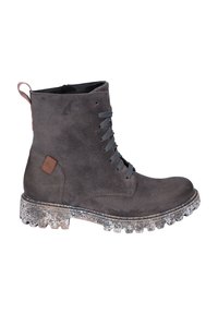 Dunkelgrauer Wildleder-Stiefeletten mit runder Spitze, robusten grauen Schnürsenkeln, einer strukturierten Sohle mit weißen Sprenkeln und einem braunen Lederakzent an der Seite.