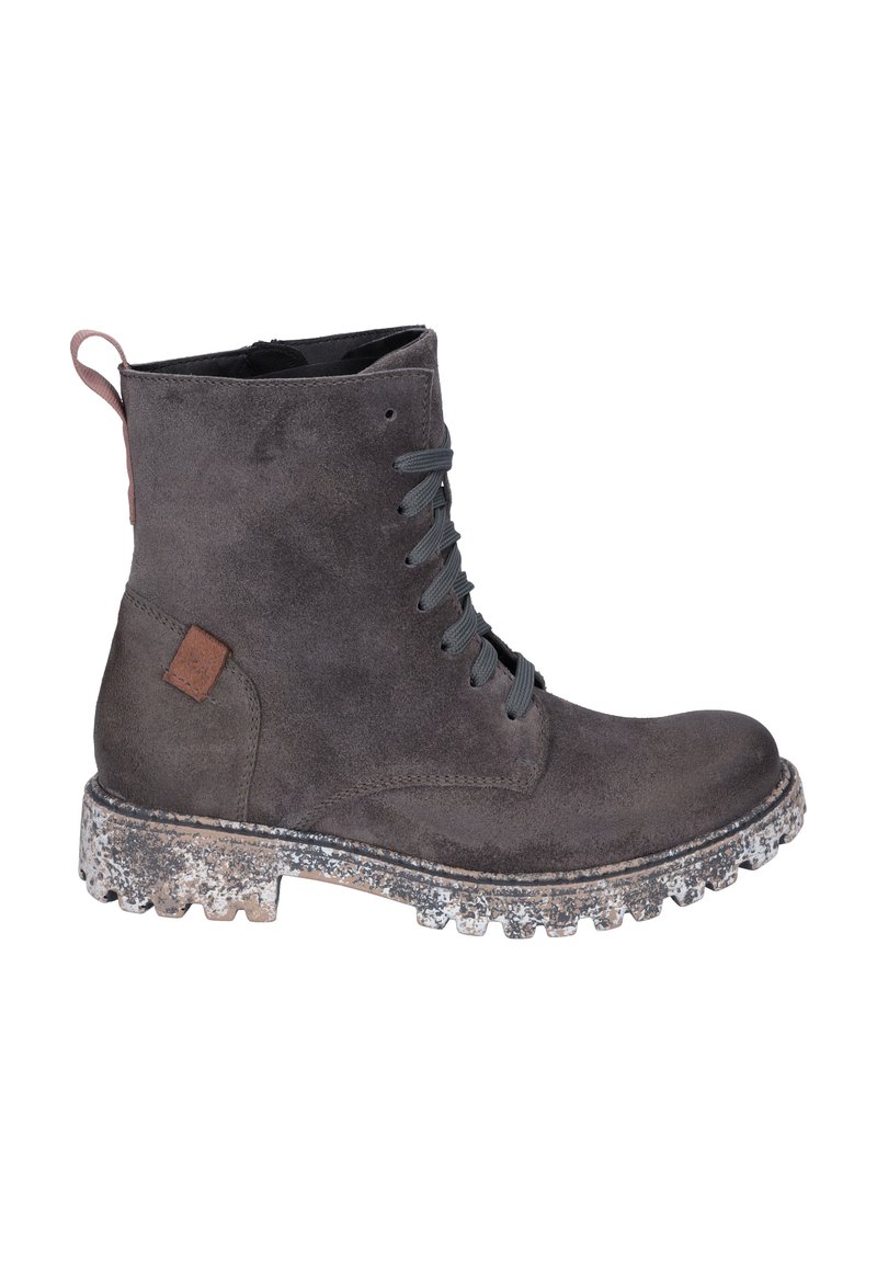 Dunkelgrauer Wildleder-Stiefeletten mit runder Spitze, robusten grauen Schnürsenkeln, einer strukturierten Sohle mit weißen Sprenkeln und einem braunen Lederakzent an der Seite.