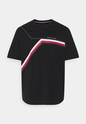 Camiseta negra de manga corta con rayas inclinadas en rojo, blanco y azul marino a lo largo del pecho y pequeño texto "Tommy Hilfiger".