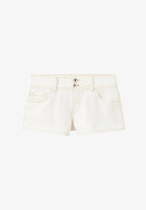 Short en denim blanc avec deux poches avant, passants pour ceinture et fermeture à double bouton à la taille.