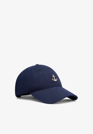 Granatowa czapka baseballowa z zakrzywionym daszkiem i beżowym haftowanym symbolem kotwicy z przodu, pokazana na białym tle.