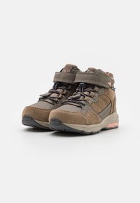 Braune Wanderschuhe aus Wildleder und synthetischem Material, mit runder Zehenpartie, grauen Schnürsenkeln, Klettverschluss und pinken Akzenten an der Sohle.