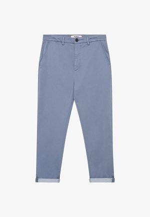 Meeste helesinised kitsenevad püksid esitaskutega, nööpidega kinnitusega, vööaasadega ja üleskeeratud säärega.