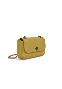 Bolso bandolera amarillo de cuero con cierre de solapa, herrajes plateados, correa de cadena y textura suave. Forma rectangular compacta.