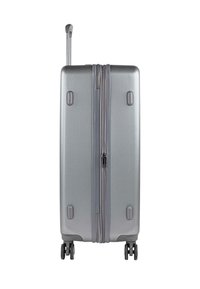 Maleta plateada de carcasa dura con superficie texturizada, doble cremallera y asa retráctil. Cuatro ruedas para facilitar la movilidad.