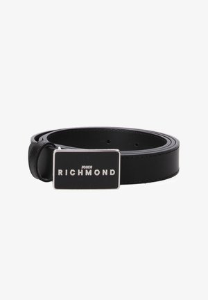 Ceinture en cuir noir enroulée avec une boucle rectangulaire en métal portant l'inscription "John Richmond" en lettres blanches.