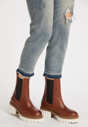 Botine cu platformă - cognac