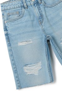 Pantalones cortos de mezclilla azul claro con parches desgastados. Presenta cinco bolsillos, dobladillo deshilachado y costuras visibles a lo largo de las costuras. Diseño casual.