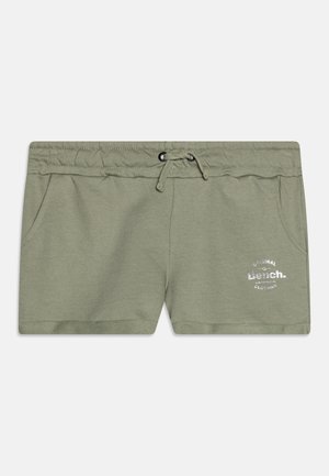 Shorts décontractés vert olive avec taille élastique à lien coulissant, poches latérales et logo blanc "Original Bench Clothing" sur la jambe droite devant.