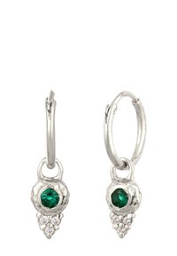 Boucles d'oreilles en argent sterling en forme de créoles, ornées d'une pierre précieuse verte et de trois petites pierres transparentes en bas. Détails texturés sur le métal.