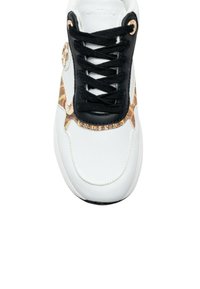 Sneaker bianco con accenti neri e dorati, con un design testurizzato sul lato, punta rotonda e lacci neri. Parte superiore in pelle liscia.