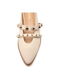 Zapato beige de punta con escote abierto, que presenta dos tiras horizontales adornadas con brillantes y metálicos remaches redondos y una suela marrón.