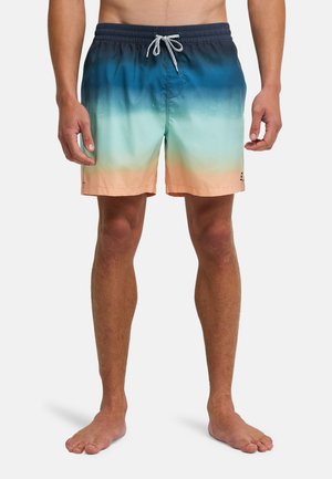 Herre badeshorts med en gradientdesign som går fra mørkeblå til lys turkis og fersken, med hvit snor i livet.
