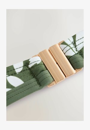 Zöld szövet öv virágmintával, sima aranyszínű fém csattal és varrott részletekkel a szélein.