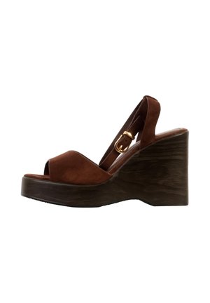 Sandale compensée en daim marron à bout ouvert, bride de cheville réglable avec boucle dorée et talon épais en bois.