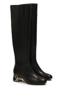 Botas de cuero negras hasta la rodilla con un diseño elegante. El tacón cuadrado tiene un acento metálico con patrones geométricos. Textura suave en toda su superficie.