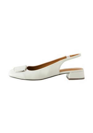 Valkoinen slingback-matkakenkä, jossa on neliön muotoinen kärki, metallikoriste edessä ja matala neliömäinen korko. Sujuva nahkapinta ja minimaalinen ompelu.