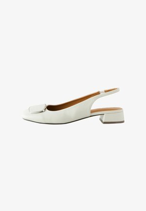 Baltas slingback zābaks ar taisnu purngalu, metāla akcentu priekšpusē un zemu, kvadrātveida papēdi. Gluda ādas tekstūra un minimāls dūriena zīmējums.