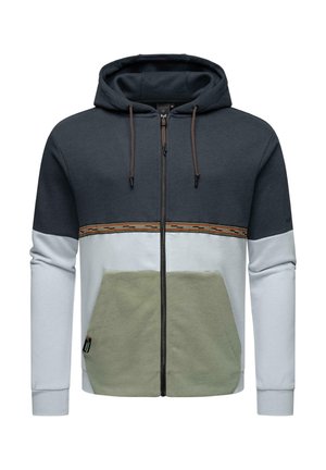 Sudadera con capucha y cremallera que presenta una mezcla de paneles en azul oscuro, gris claro y verde oliva. Cuenta con cordones marrones y un acento a rayas.