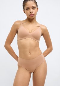 Σετ γαλακτερού καφέ ριγωτό σουτιέν bralette και εσώρουχα με ψηλή μέση. Απαλή υφή με λείο ύφασμα και μινιμαλιστικό σχέδιο. Ρυθμιζόμενες τιράντες.