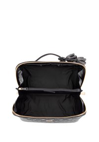 Bolso negro con cremallera, exterior liso, herrajes dorados y un interior espacioso negro que incluye un bolsillo con cremallera para organización.