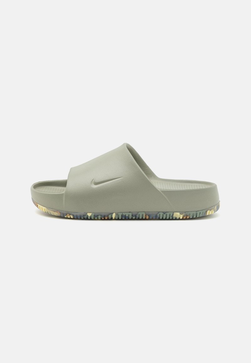 Nike papucs olíva zöld színben, texturált, ívelt pánttal és mintás talppal, sárga, kék és zöld árnyalataival.