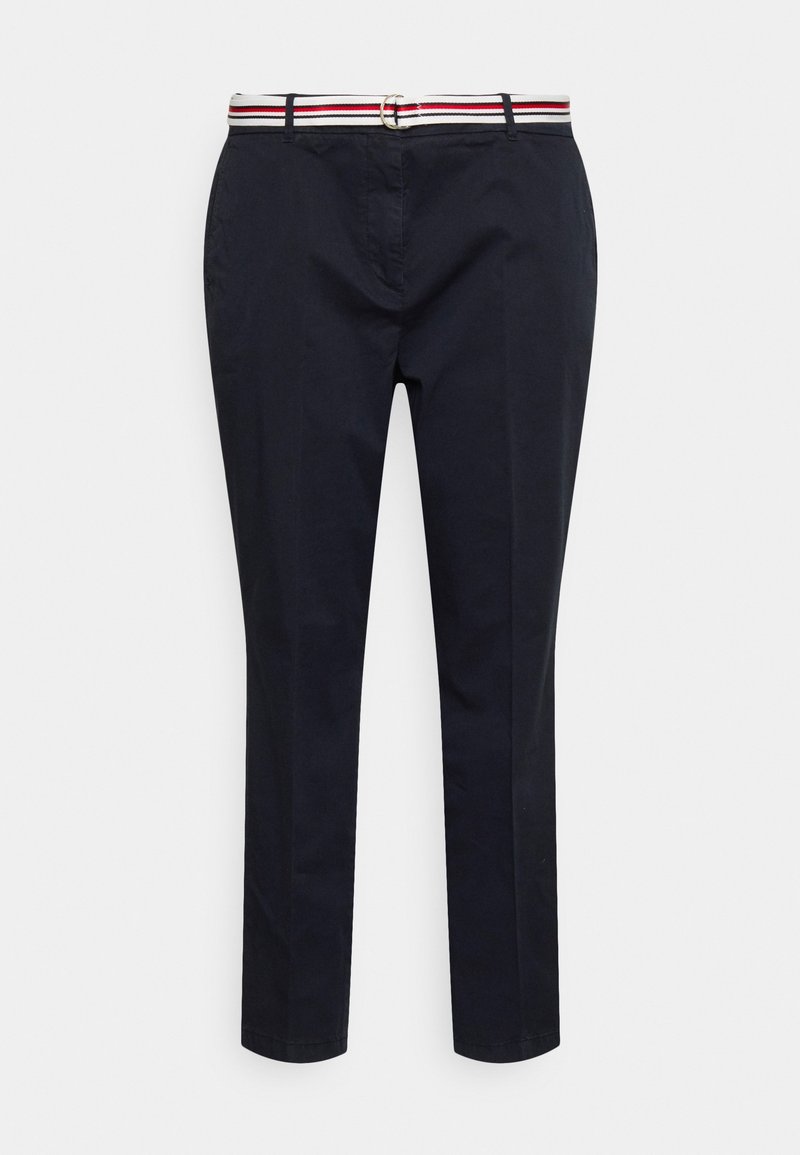 Marineblaue, schlank geschnittene Hose mit Vordertaschen, Gürtelschlaufen und einem weißen Gürtel mit roten und marineblauen Streifen sowie einer silbernen Schnalle.