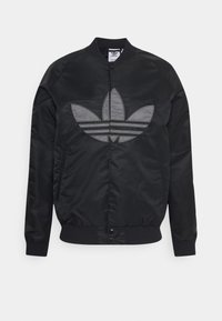 Černá bomber bunda z saténu, s velkým šedým vyšívaným logem Adidas a dvěma bočními kapsami, žebrované manžety a lem.