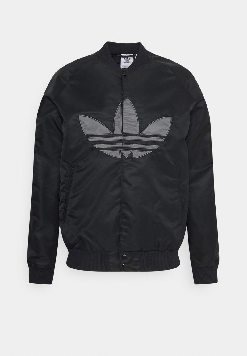 Černá bomber bunda z saténu, s velkým šedým vyšívaným logem Adidas a dvěma bočními kapsami, žebrované manžety a lem.