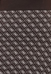 Tmavě hnědá látka s opakovaným bílým geometrickým vzorem loga uspořádaným do tvaru diamantů pod pevným tmavě hnědým pruhem.
