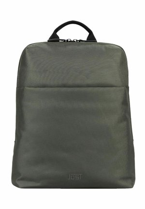 Sac à dos rectangulaire vert foncé avec poignée supérieure noire et poche avant zippée, présentant un logo de marque discrètement embossé au centre en bas.