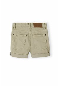 Kaki shorts med uppvikt fåll, tillverkade av bomull, med en brun konstläderlapp och två bakfickor med knappdetaljer.