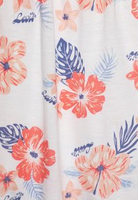 Blommönstrad tyg med röda och persikofärgade blommor, mörkblå blad och ljusblå detaljer på vit bakgrund.