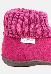 Lyser�ød filtsandal med en ribbet strikket top og et logo-mærke. Tekstureret stof og en mørk gummisål giver ekstra holdbarhed.