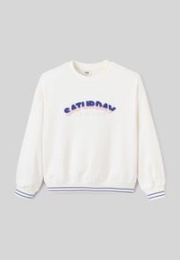 Sweatshirt blanc avec "SAMEDI" en broderie peluche bleue et rose, poignets et ourlet côtelés avec des rayures bleu marine et blanches en bas.